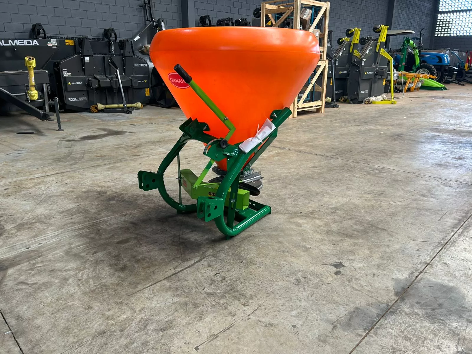 Semeadeira/Adubadeira e Calcareadeira  nova Marca: Cremasco Modelo: DAC 600 Speedy com capacidade para 600 KG