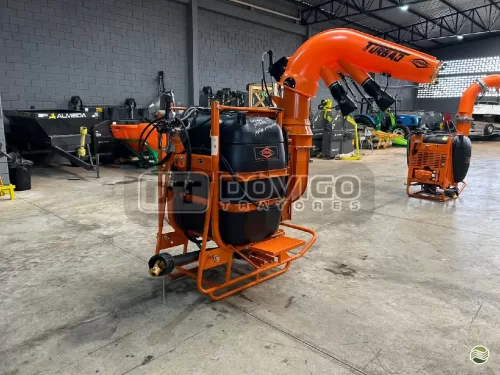 Pulverizador Marca: Cimag Modelo: Turbao H acionamento por pistão hidráulico capacidade para: 600 L equipamento novo