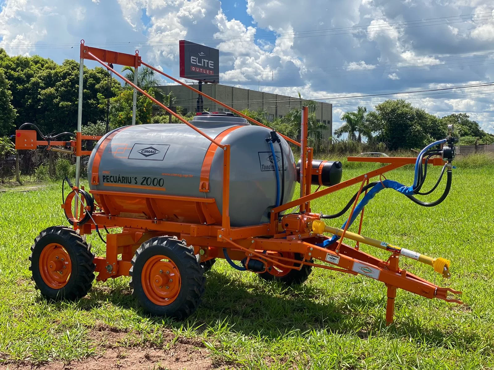 Pulverizador de pasto Pecuário-Marca: Cimag Modelo: PPEC 2000 ARO 16 CROSS rodeiro TANDEN (04 RODAS) Capacidade 2.000 Litros