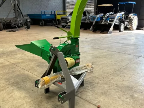 Ensiladeira/ Picadeira >nova Marca: Cremasco Modelo: ECT 4800 para trator