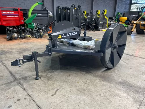 Roçadeira de arrasto para pasto Marca: Almeida Modelo: ROACAL 1800 de 1.80m (nova)