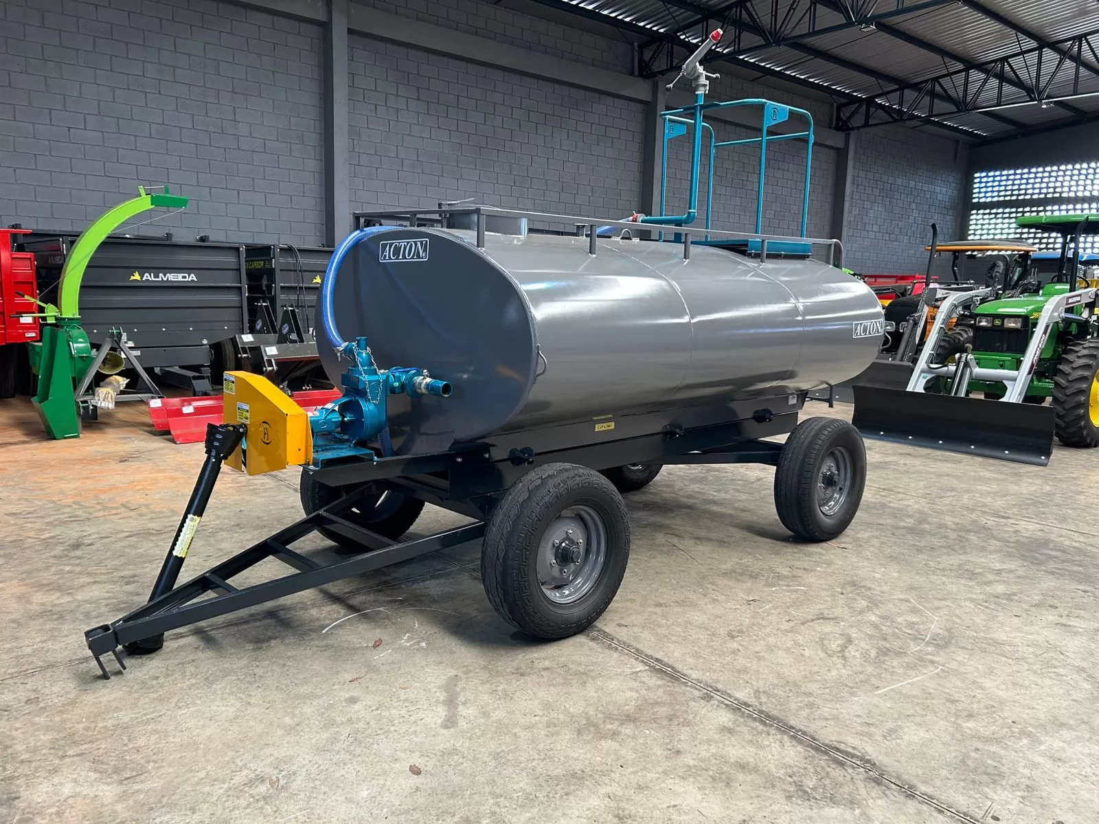 Carreta tanque Agrícola >novo Marca: Acton Modelo: CT4200 com capacidade para 4.200 Litros, Equipado com Kit Multitarefa Andrade TASP 51 e Plataforma contra Incêndio