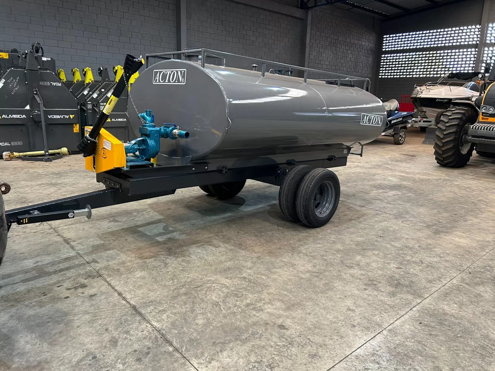 Carreta tanque Agrícola >novo Marca: Acton Modelo: RD4200 com capacidade para 4.200 Litros, Equipado com Bomba Andrade TASP 51 com kit de Entrada