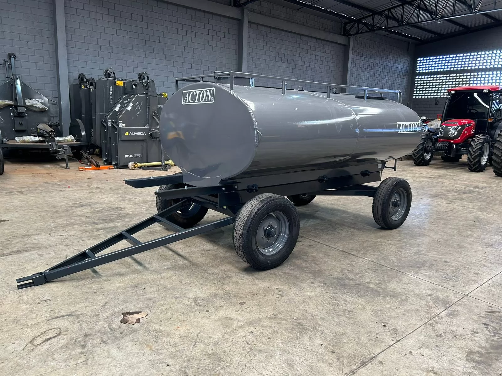 Carreta tanque Agrícola >novo Marca: Acton Modelo: CT4200 com capacidade para 4.200 Litros com suporte para bomba
