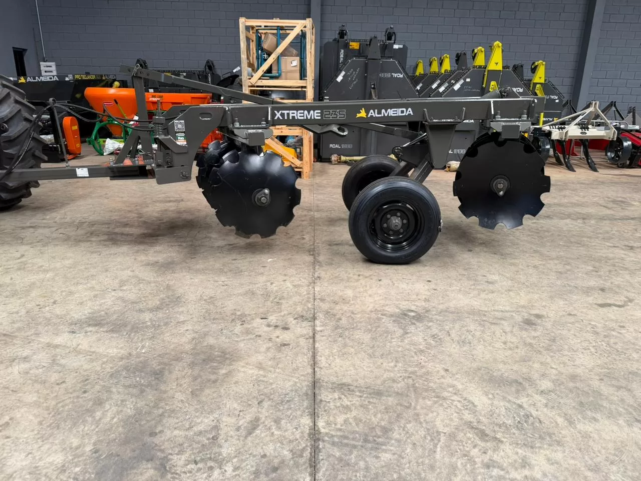 Grade Aradora (nova) Marca: Almeida Modelo: Xtreme 12×26”x235MM de 12 discos