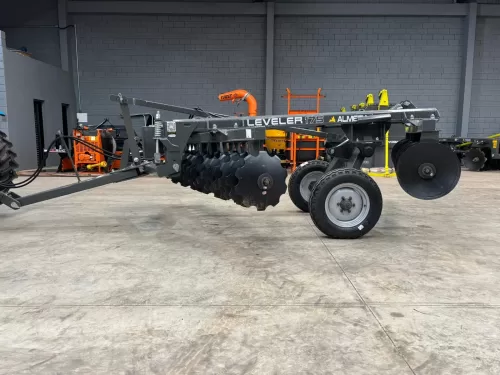 Grade Niveladora de 32 discos >nova Marca: Almeida Modelo: Leveler 32×20”x175mm com controle remoto