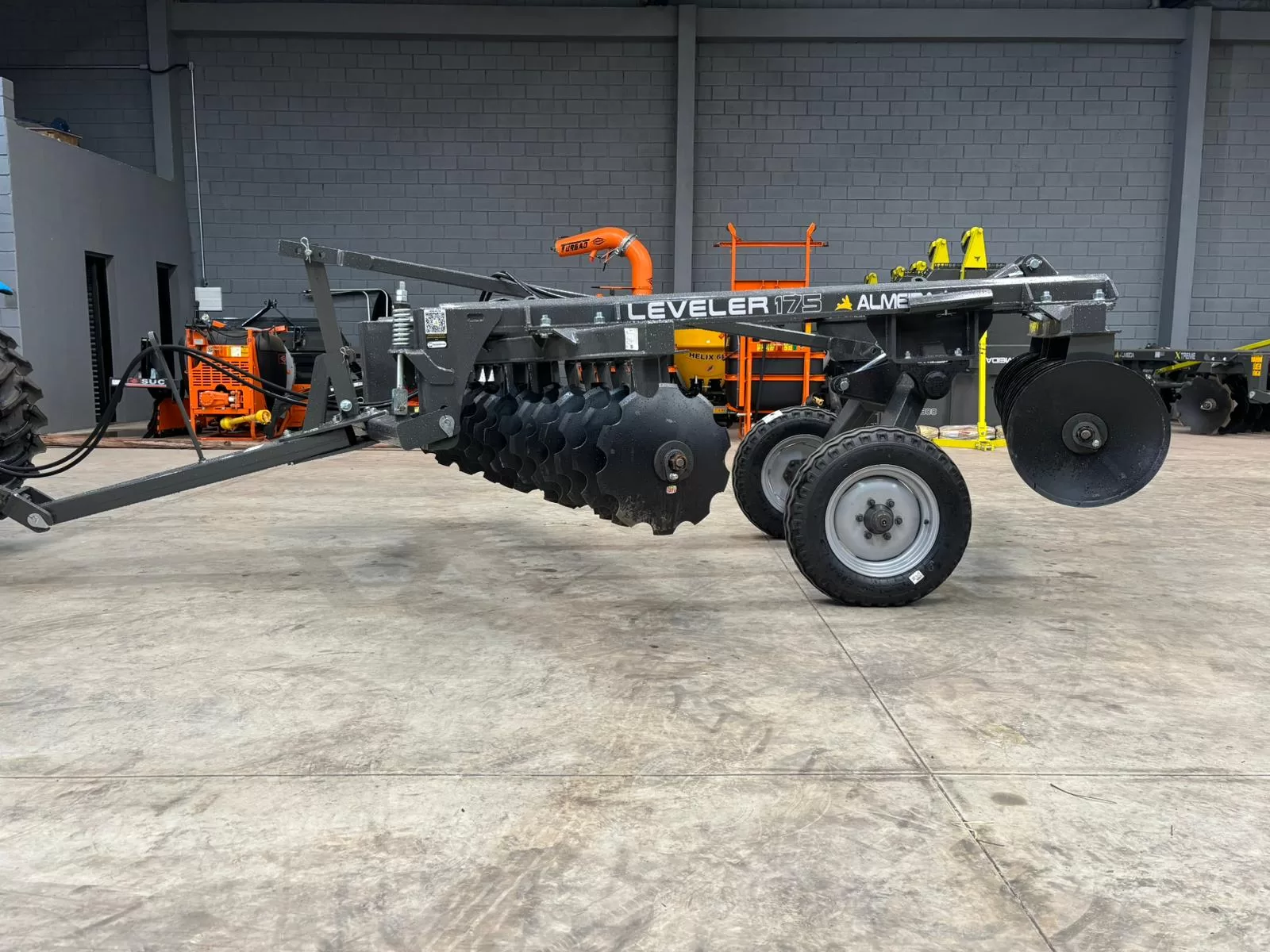 Grade Niveladora de 32 discos >nova Marca: Almeida Modelo: Leveler 32×20”x175mm com controle remoto