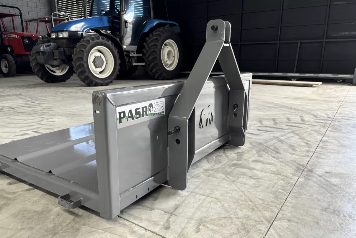 Plataforma hidráulica traseira reforçada Marca:SR>novo com capacidade de 600 KG