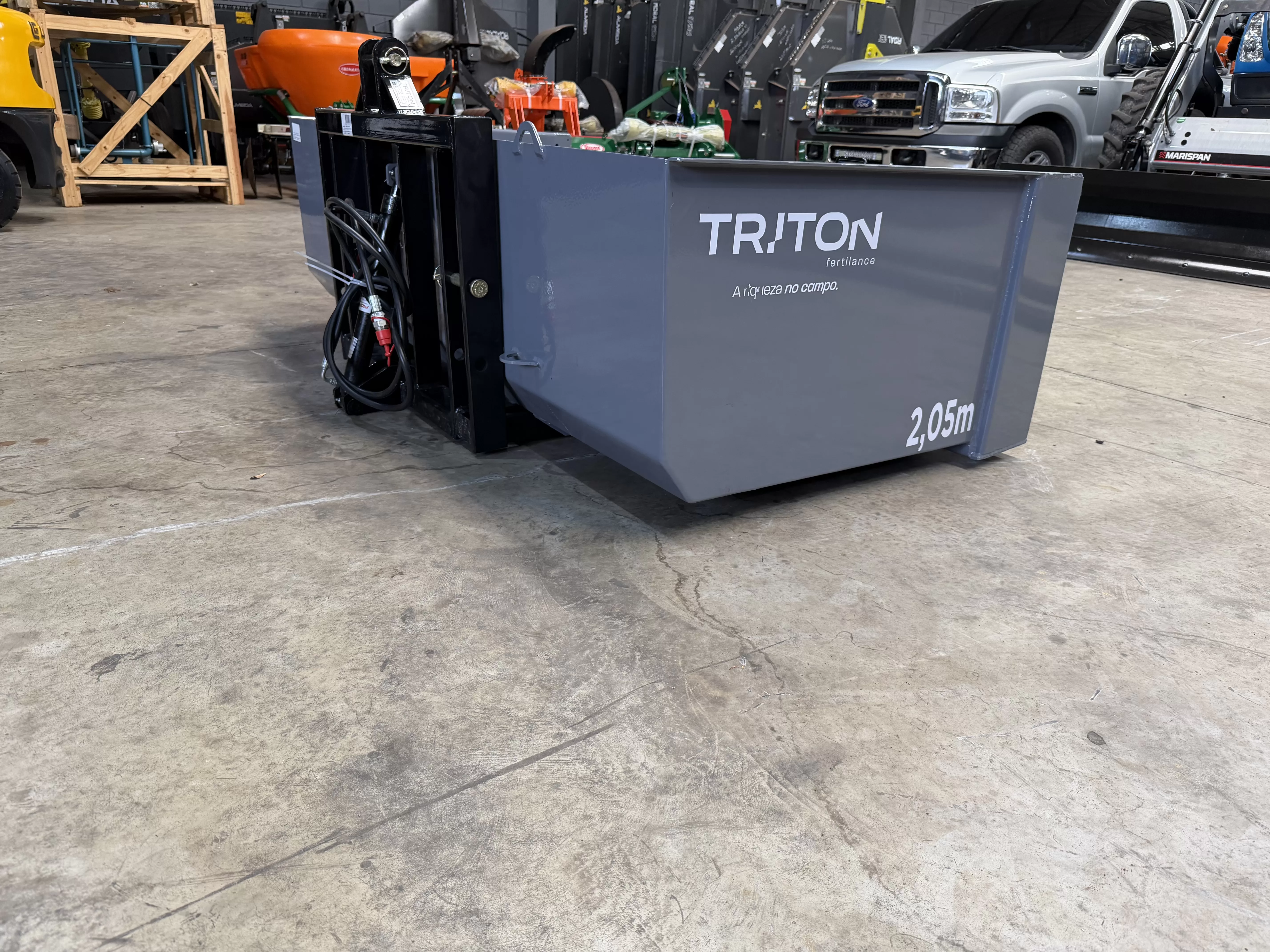 Plataforma hidráulica traseira/caçamba , Marca: Triton Modelo: Fertilance Caixa alta 2.05 m , com tampa traseira engate rápido e basculante hidráulica por pistão