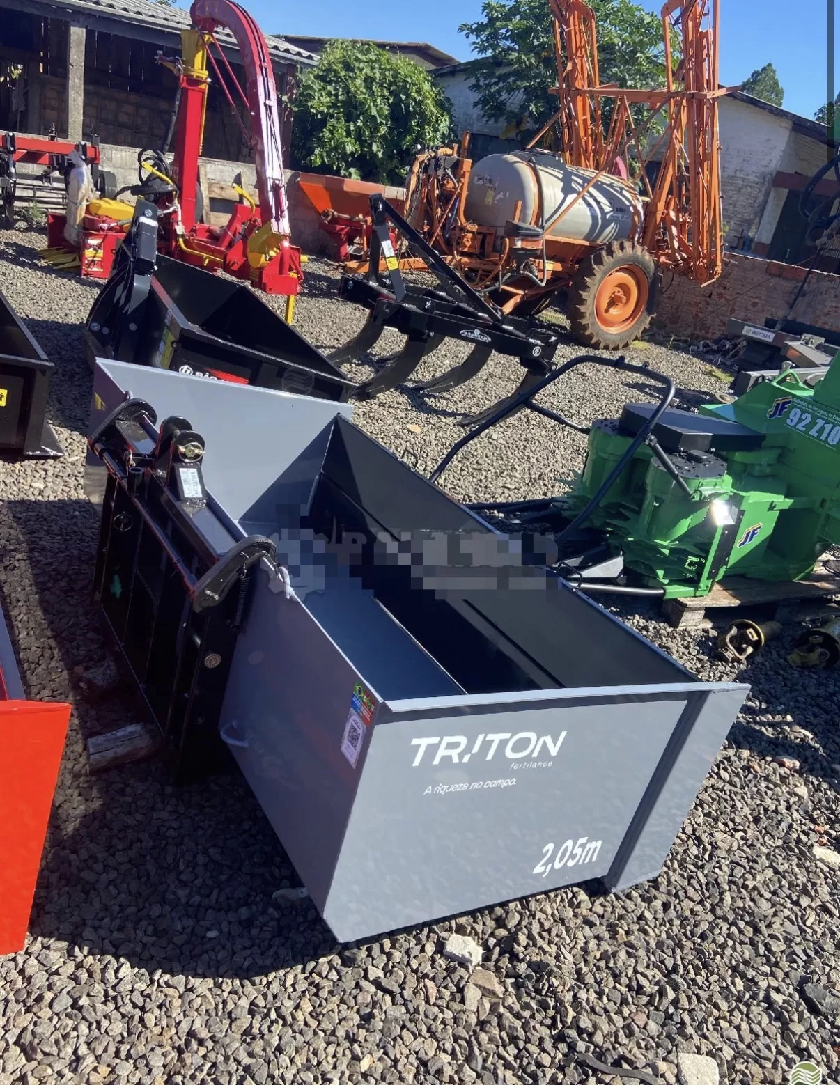 Plataforma hidráulica traseira/caçamba , Marca: Triton Modelo: Fertilance Caixa alta 2.05 m , com tampa traseira engate rápido e basculante hidráulica por pistão