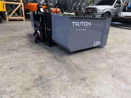Plataforma hidráulica traseira/caçamba , Marca: Triton Modelo: Fertilance Caixa alta 2.05 m , com tampa traseira engate rápido e basculante hidráulica por pistão