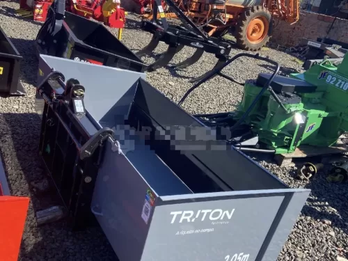 Plataforma hidráulica traseira/caçamba , Marca: Triton Modelo: Fertilance Caixa alta 2.05 m , com tampa traseira engate rápido e basculante hidráulica por pistão