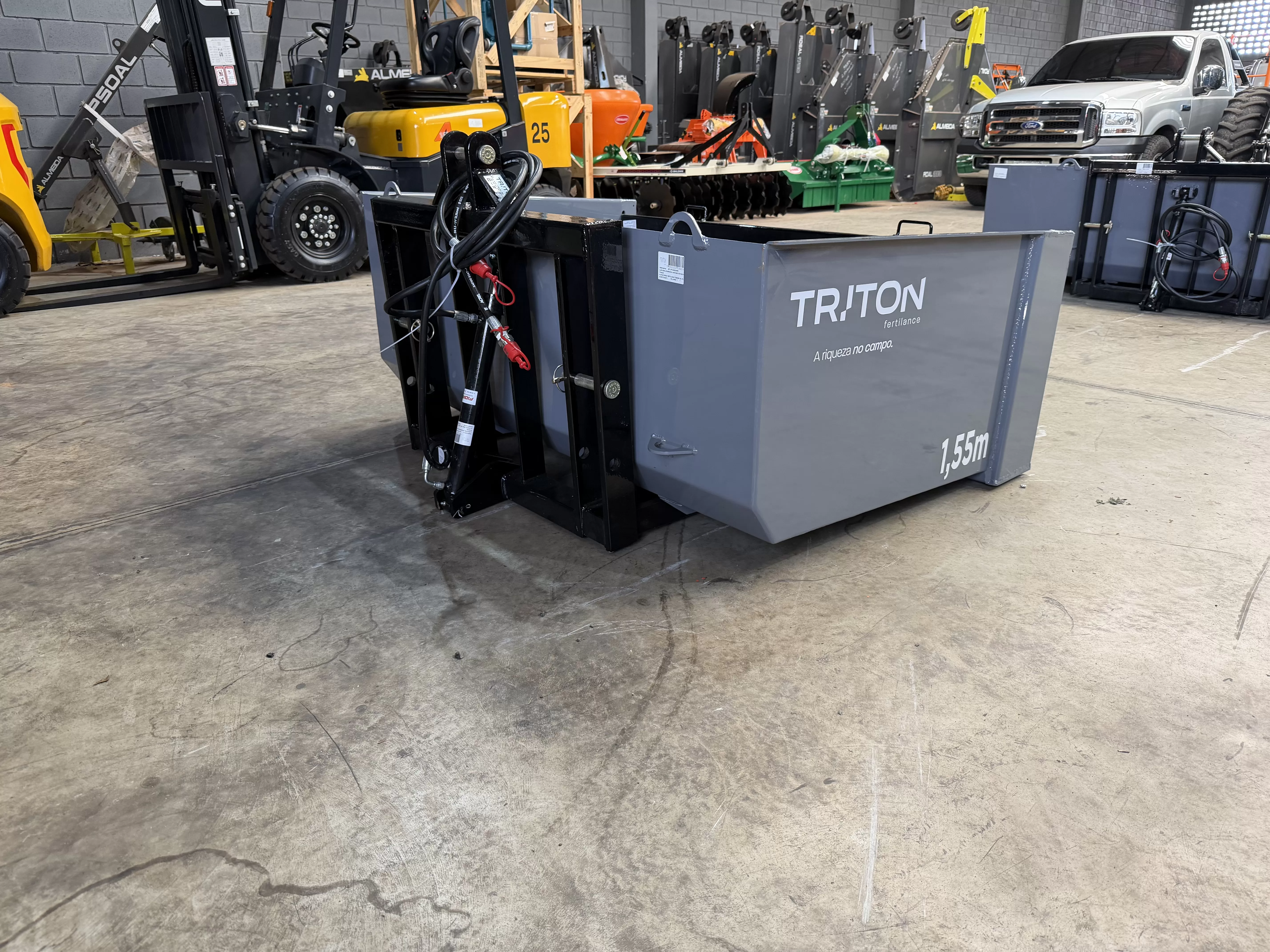 Plataforma hidráulica traseira/caçamba , Marca: Triton Modelo: Fertilance Caixa alta 1.55 m , com tampa traseira engate rápido e basculante hidráulica por pistão