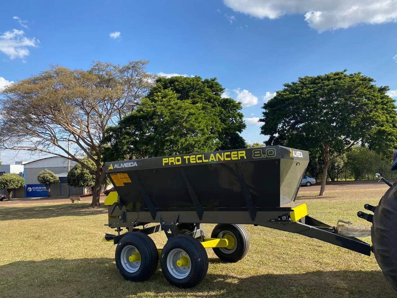 Distribuidor de Calcário, adubo, Fertilizantes e composto orgânico-Marca :Almeida/Pro Teclancer 8.0 para 8.000KG equipamento ( novo)