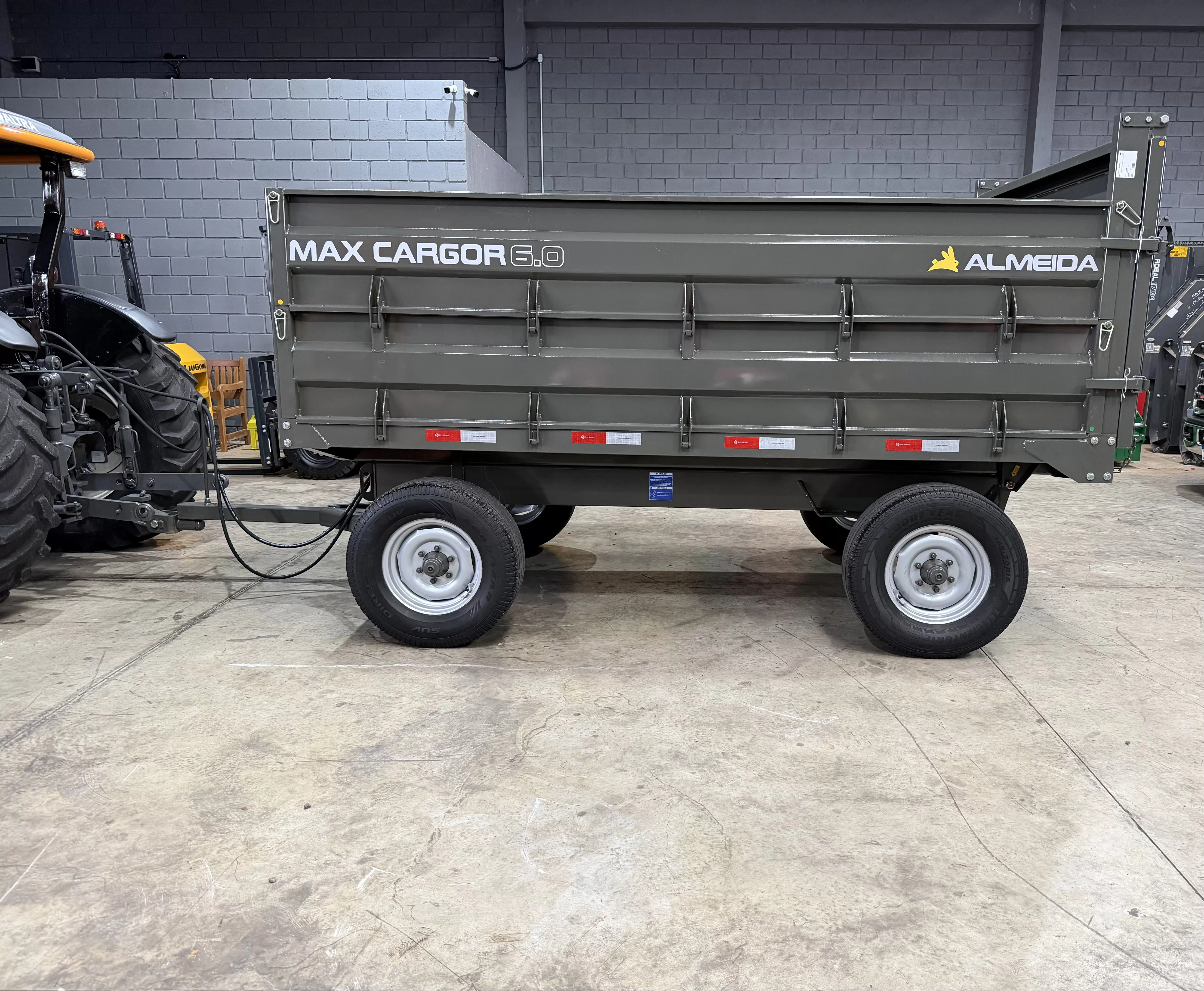 Carreta Metálica nova basculante hidráulica no comando do trator Marca: Almeida Modelo: MAX CARGOR 6.0 De 2 eixos/4 rodas capacidade 7.2 ton e 6 m cubicos