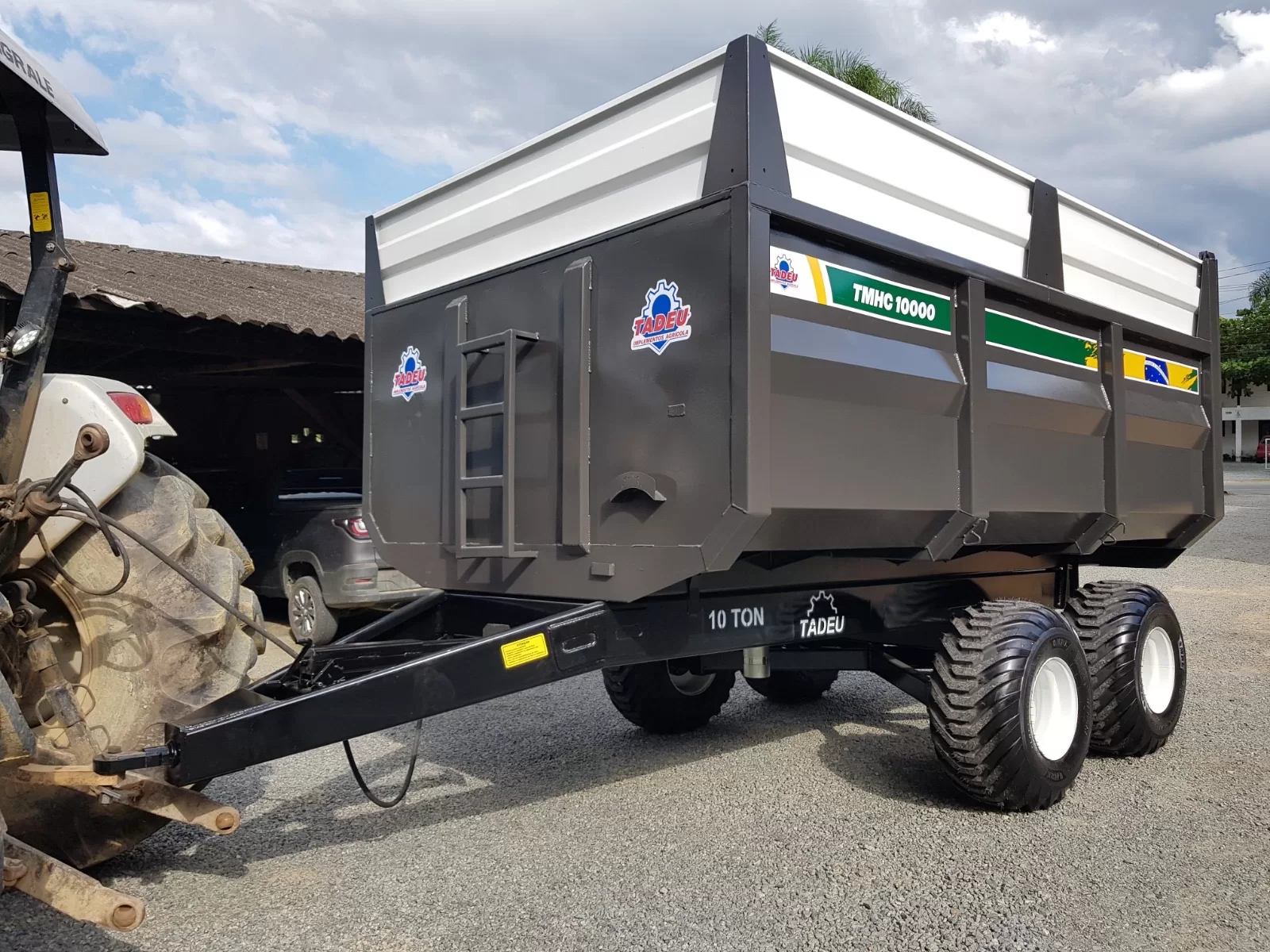 Carreta metálica (nova) Marca: Tadeu Modelo: TMHC 10.000 basculante hidráulica no pistão capacidade: 10 ton e 14 m cúbicos 