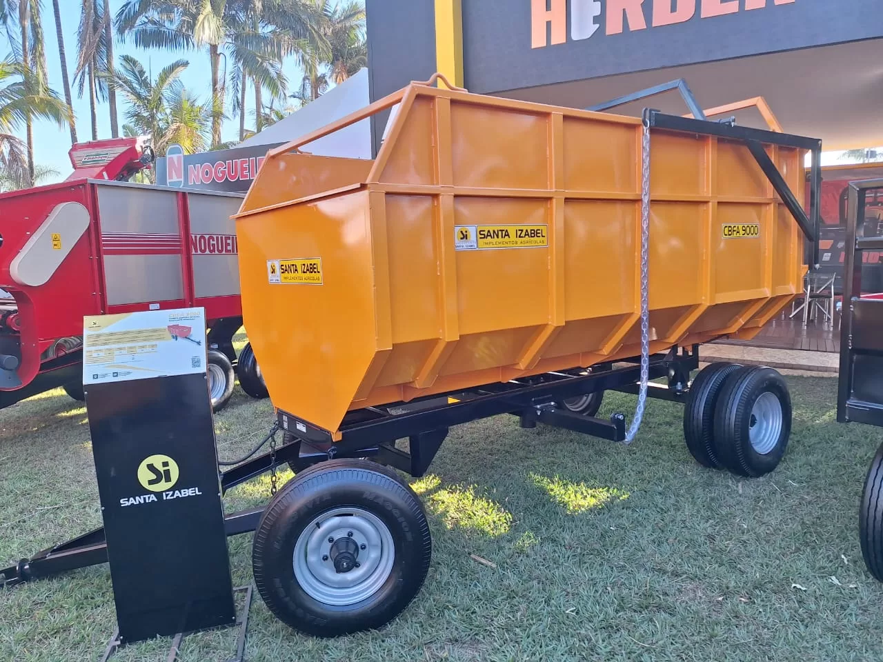 Carreta Forrageira Metálica Basculante Hidráulica por pistão (nova) Marca: Santa Izabel Modelo: CBFA-9000 com capacidade para 9 m cúbicos