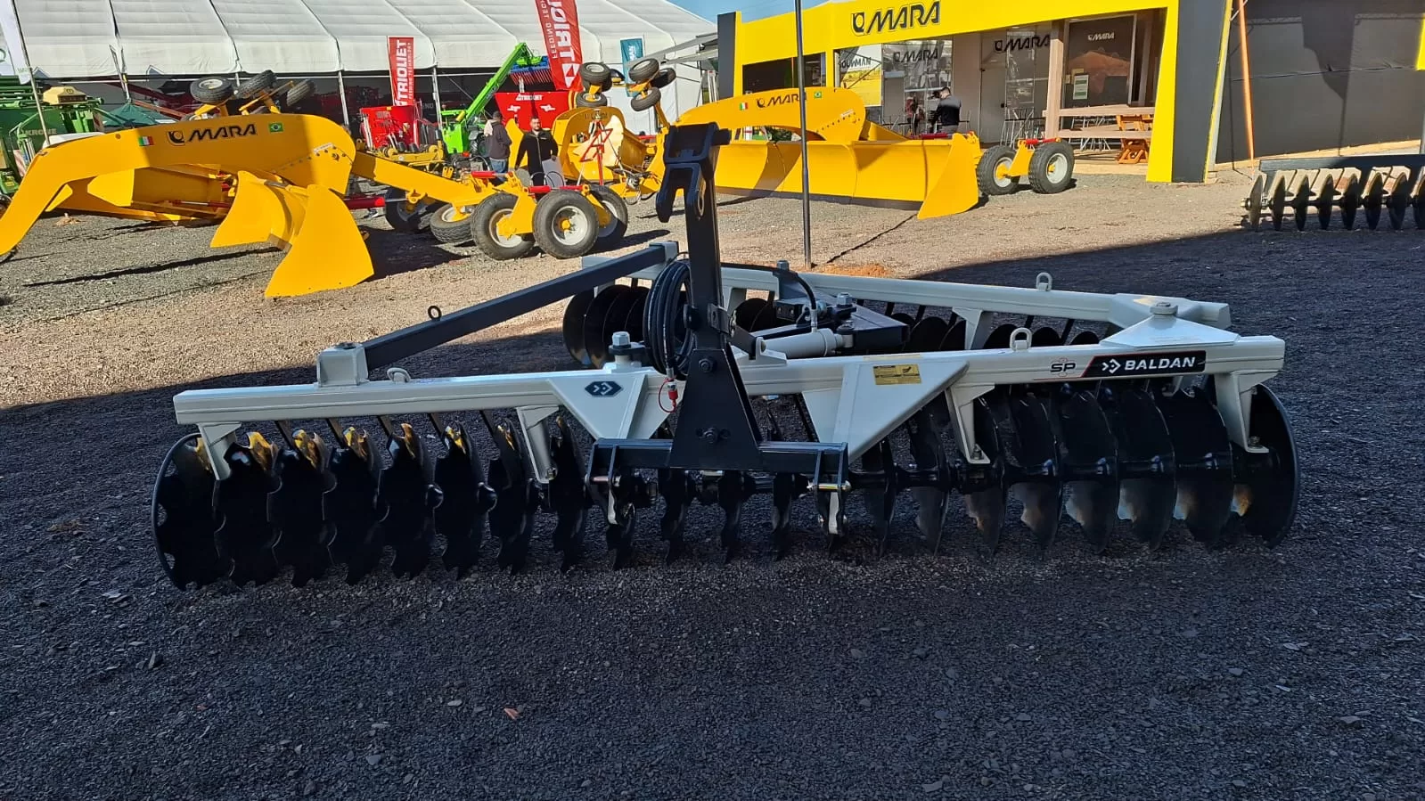 Grade niveladora (nova) Marca: Baldan modelo: SP/Super Peixe 36x20”x170 de espaçamento , 36 discos ,abertura por pistão hidráulico