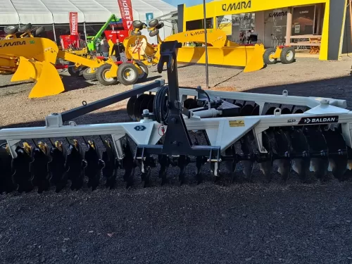 Grade niveladora (nova) Marca: Baldan modelo: SP/Super Peixe 36x20”x170 de espaçamento , 36 discos ,abertura por pistão hidráulico