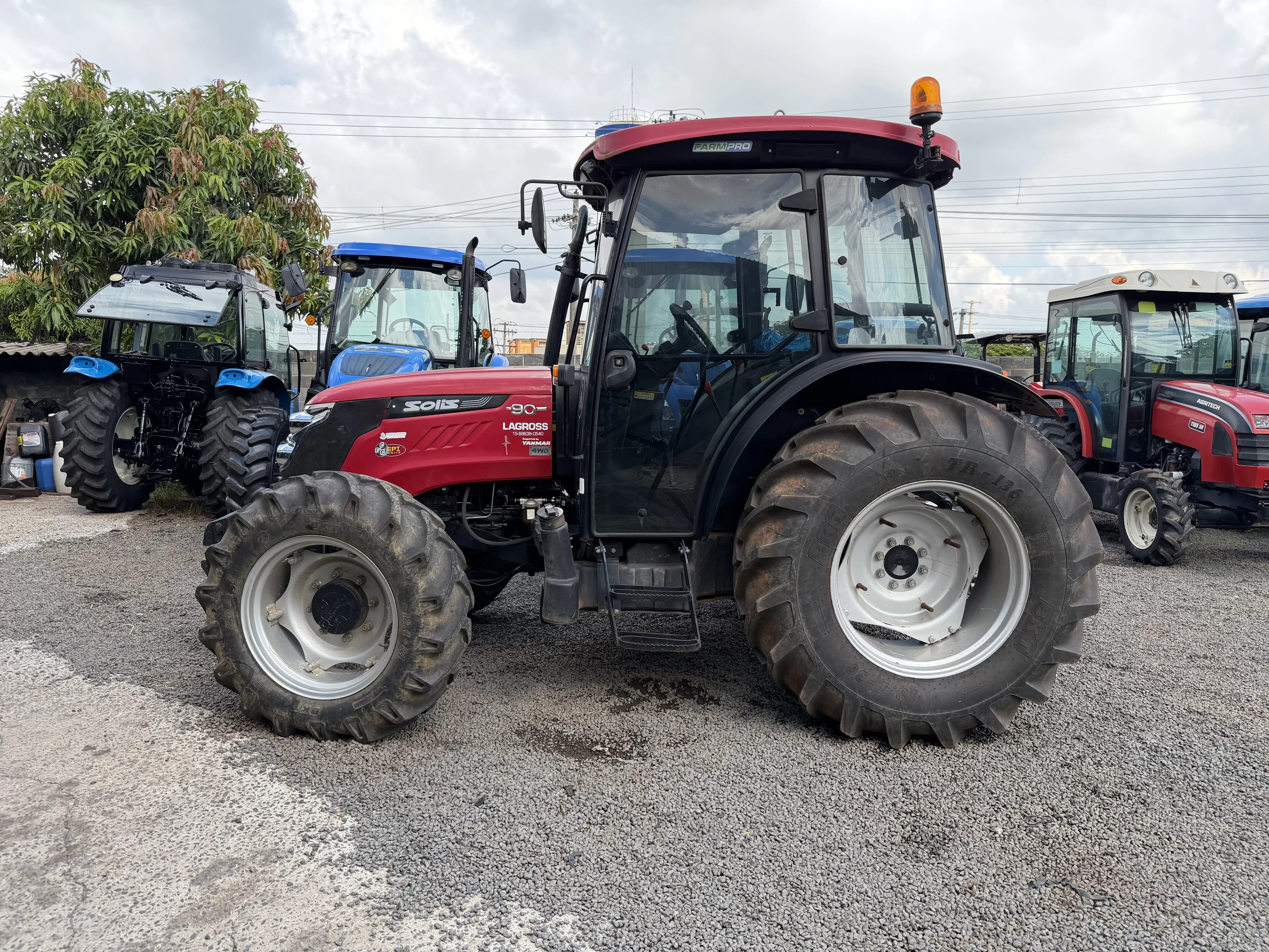 Yanmar Solis 90 Cabinado de Fábrica 4×4 Ano 2021/2022  com Reversor de Marchas