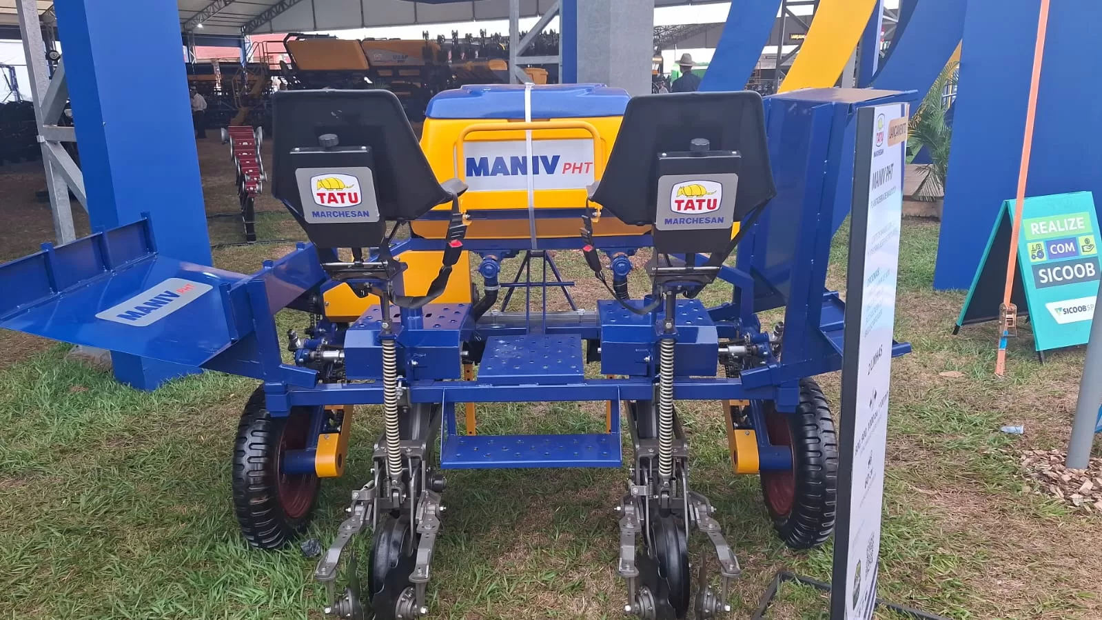Plantadeira de mandioca hidráulica com adubadeira ,  Marca: Tatu Modelo: Maniva PHT 2 linhas equipamento (novo)