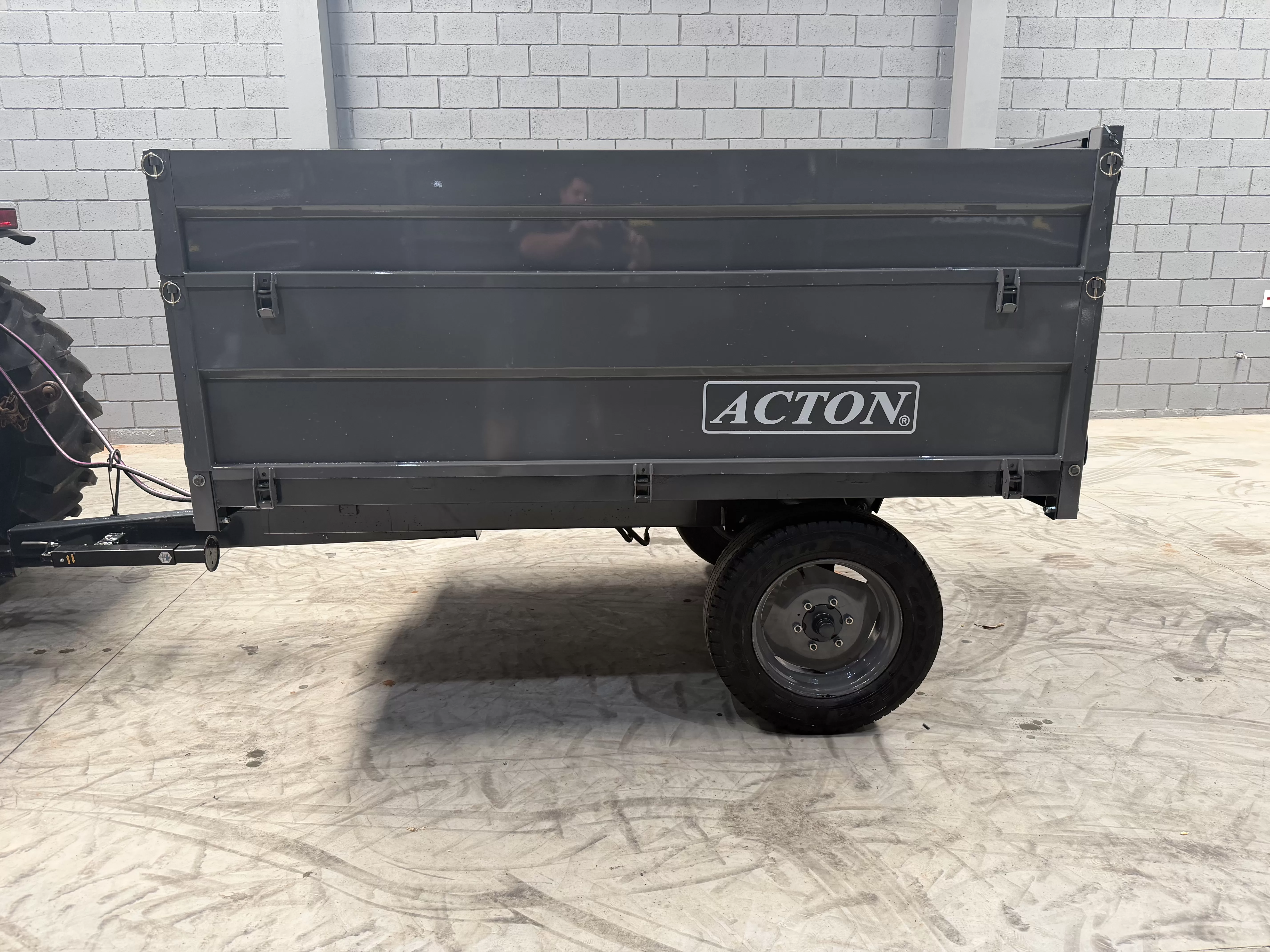 Carreta agrícola metálica basculante hidráulica (nova ) para Trator , Marca: Acton Modelo: CBMH 3000 basculante hidráulica por pistão .