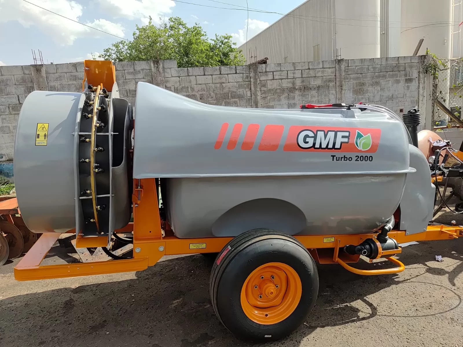 Pulverizador/Atomizador (novo) Marca: GMF/similar jacto , Modelo: Arbus 2000 , Capacidade para 2.000 L e Turbina de: 850 mm