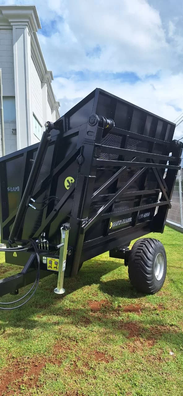 Transbordo de grãos ,café e silagem (novo) Marca: Santa Izabel Modelo: TGSI 4500 com capacidade para 4.5 m cúbicos/4.500 litros e 3.200 KG com pneus de auto flutuação