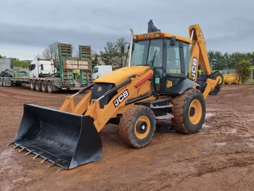 Retroescavadera Marca: JCB Modelo: 3C 4x4 Ano 2013 Cabinada com ar condicionado 
