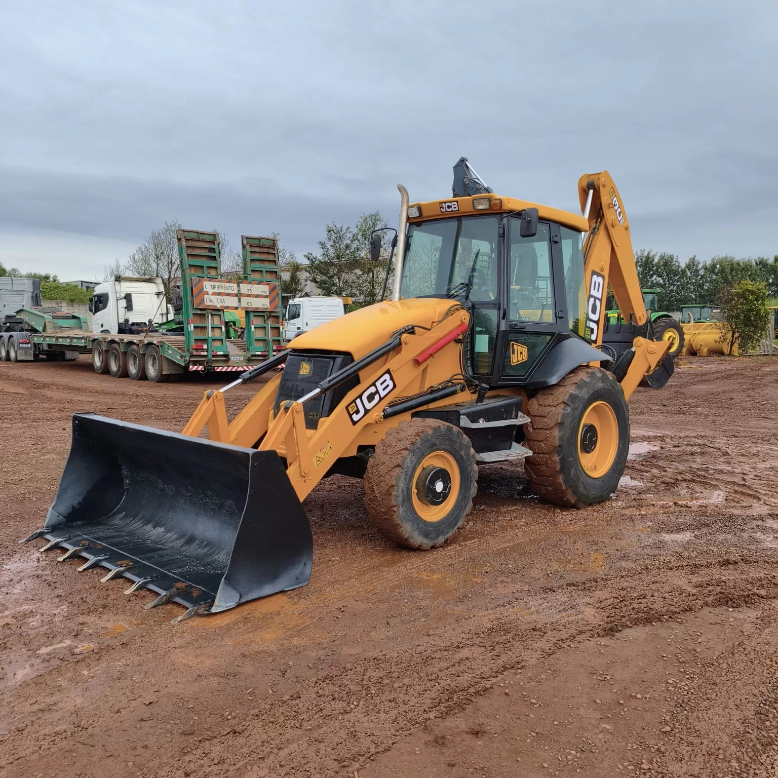 Retroescavadera Marca: JCB Modelo: 3C 4x4 Ano 2013 Cabinada com ar condicionado 