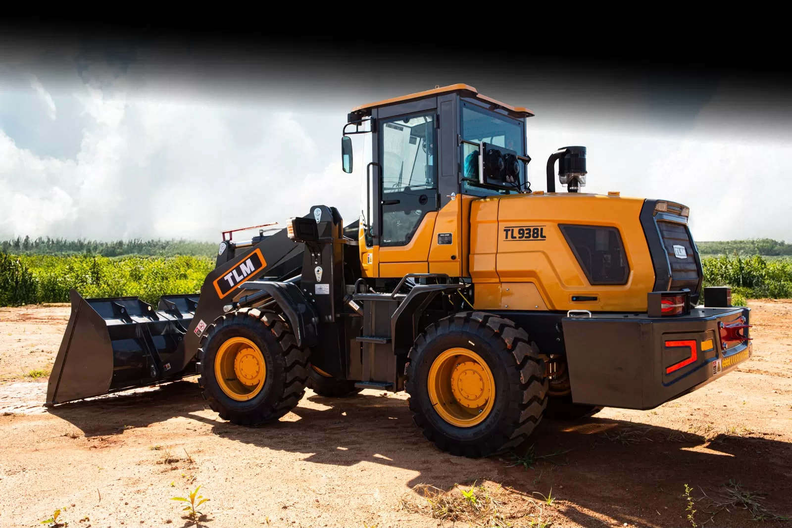 Pá Carregadeira (nova) Marca: TLM Modelo: 938L 4x4 linha Premiun, Ano: 2026, Cabinada de fábrica com ar condicionado