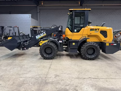 Pá Carregadeira (nova) Marca: KRAFT Modelo: K930 4x4 linha Premiun, Ano: 2026, Cabinada de fábrica com ar condicionado.