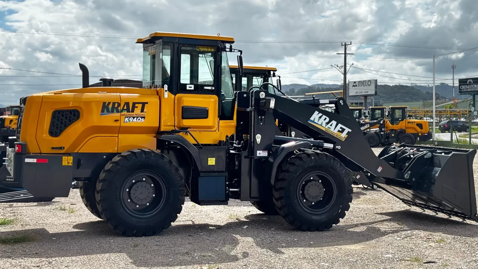 Pá Carregadeira (nova) Marca: KRAFT Modelo: K940S 4x4 linha Premiun, Ano: 2026, Cabinada de fábrica com ar condicionado