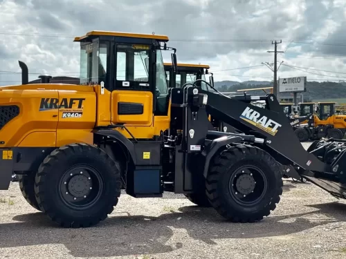 Pá Carregadeira (nova) Marca: KRAFT Modelo: K940S 4x4 linha Premiun, Ano: 2026, Cabinada de fábrica com ar condicionado