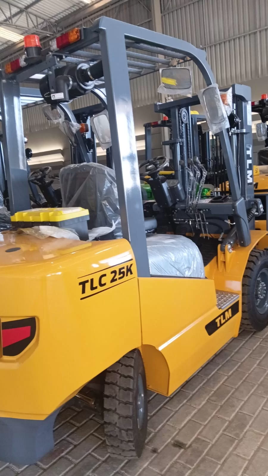 Empilhadeira duplex (nova)  , Marca: TLM Modelo: TLC 25D para 2.5 ton ,com torre de 3.50 m e motor a diesel . 