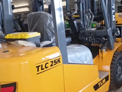 Empilhadeira duplex (nova)  , Marca: TLM Modelo: TLC 25D para 2.5 ton ,com torre de 3.50 m e motor a diesel . 