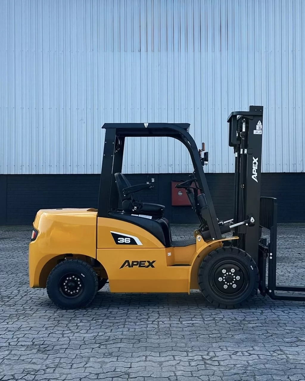 Empilhadeira duplex (nova) , Marca: APEX Modelo: Apex 36D para 3.6 ton ,com torre de 3.50 m e motor a diesel