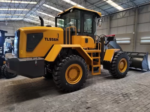 Pá Carregadeira (nova) Marca: TLM Modelo: 956H 4x4 linha Premiun, Ano: 2026, Cabinada de fábrica com ar condicionado.