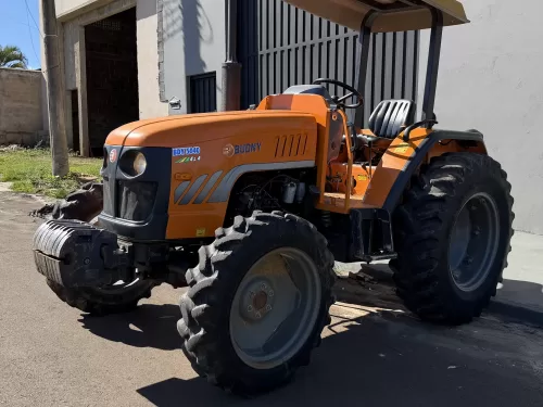 BUDNY modelo: 5040 4x4 Ano 2015, com Reversor de marchas