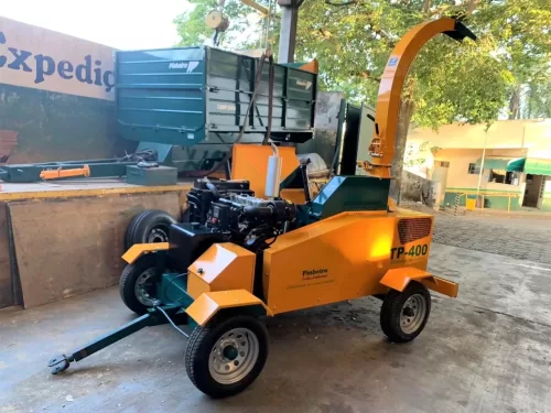 Triturador de Galhos ( novo) com motor a diesel, Marca: Pinheiro Modelo: TP 400 com carretinha para transporte de 2 eixos 4 rodas.