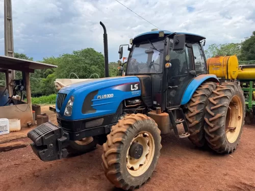 LS Tractor modelo: Plus 100 cabinado 4x4 Ano 2018 (Rodagen dual/filipado), com redutor de velocidade e Reversor de marchas.