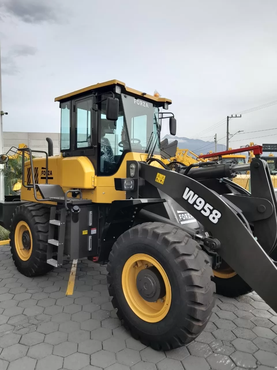 Pá Carregadeira (nova) Marca: FORZA Modelo: W958 4x4 linha Premiun, Ano: 2026, Cabinada de fábrica com ar condicionado.