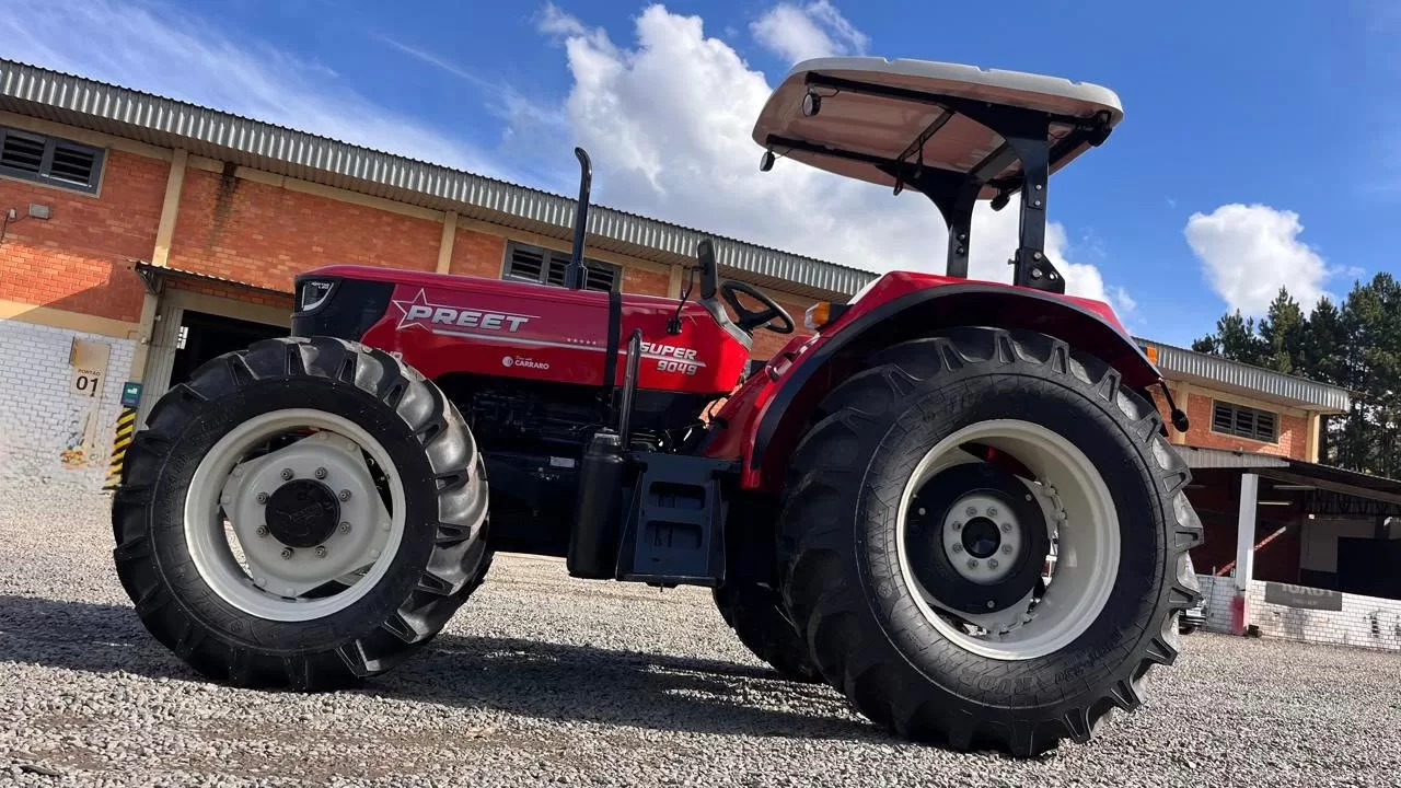 Trator Agrícola novo Marca: PREET Modelo 9049 4x4 com Reversor de marchas.