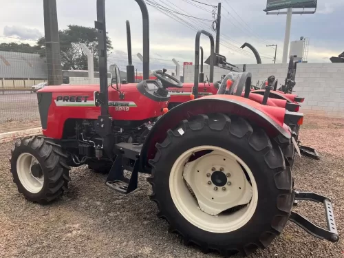 Trator Agrícola novo Marca: PREET Modelo 9049 super/compacto , Cafeeiro, 4x4, com redutor de velocidade e Reversor de marchas.