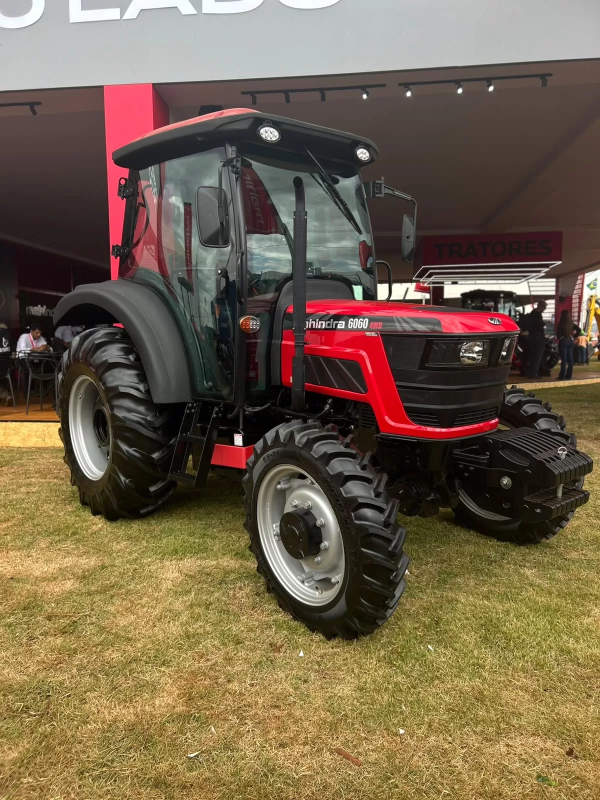 Trator Agrícola (novo) Mahindra 6060 4x4 Ano 2026, Cabinado de fábrica com ar condicionado, com redutor de velocidade e Reversor de marchas.