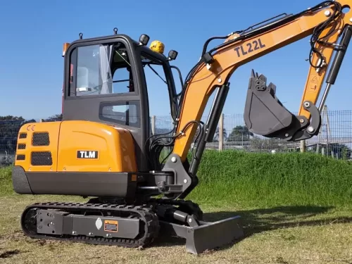 Escavadeira (nova) Marca: TLM Modelo: TL22J , Cabinada com ar condicionado, peso operacional de 2.200 KG.