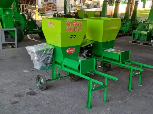 Ensacadora de Silagem (nova) Marca: Cremasco Modelo: Packer 30, com motor a gasolina acoplado.