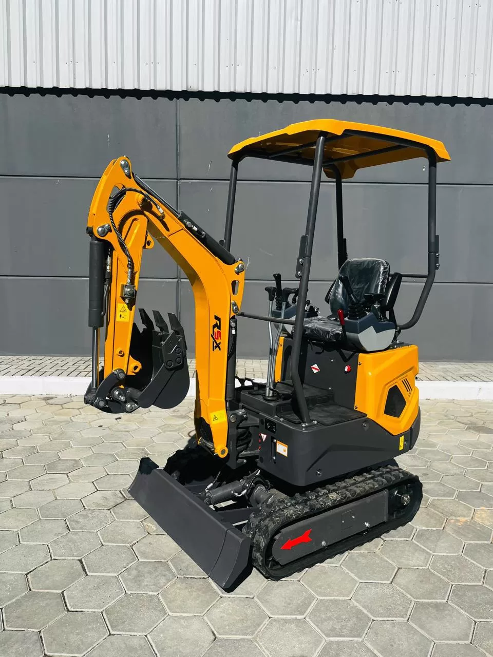 Escavadeira (nova) Marca: RSX Modelo: RSE-12 , peso operacional de 1.200 KG.
