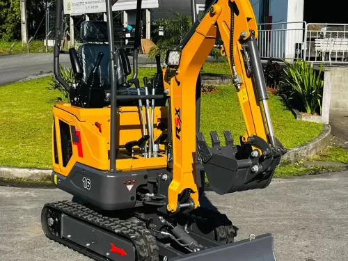 Escavadeira (nova) Marca: RSX Modelo: RSE-16,, peso operacional de 1.600 KG.