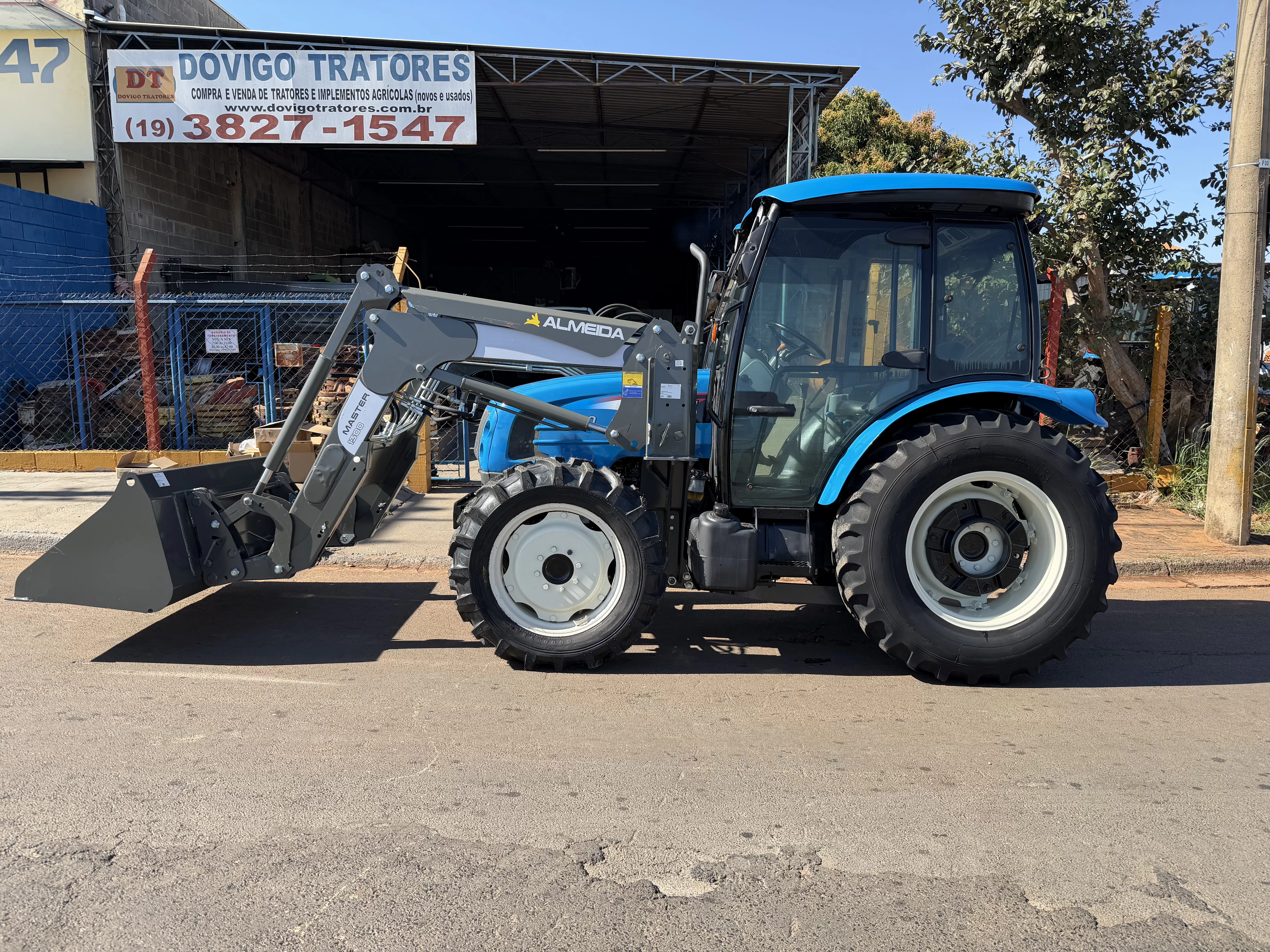 LS Tractor modelo: U60 4x4 Ano 2017, Cod (14), cabinado de fábrica e conjunto (novo) de lamina e concha dianteira. 